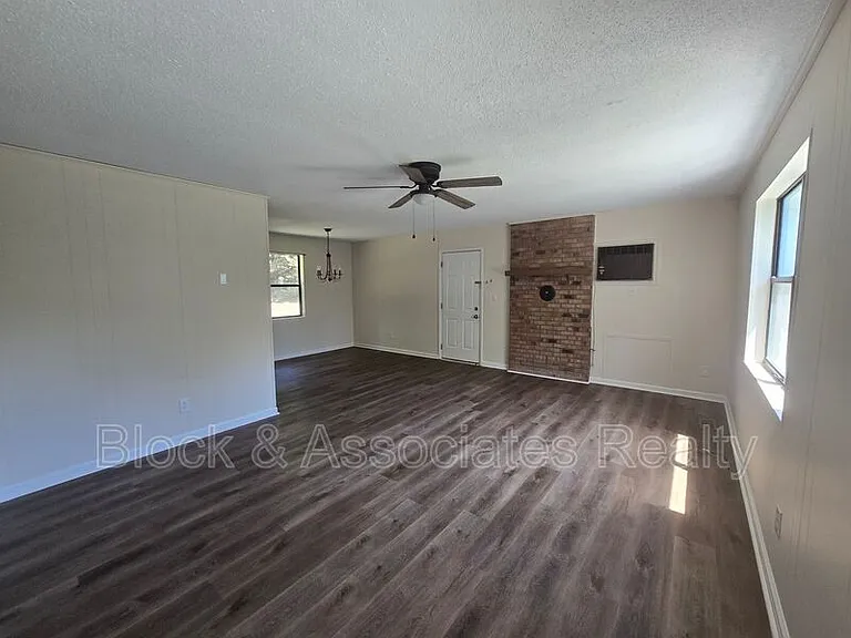 3945 Woodcrest St — Photo 4