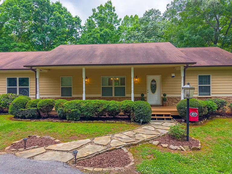 215 Oakridge Dr — Photo 2