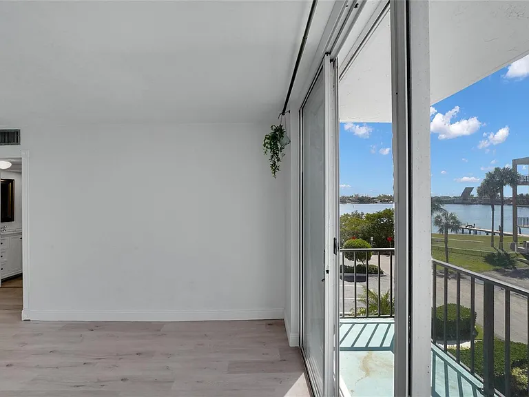 301 Croton Ave #302 — Photo 3