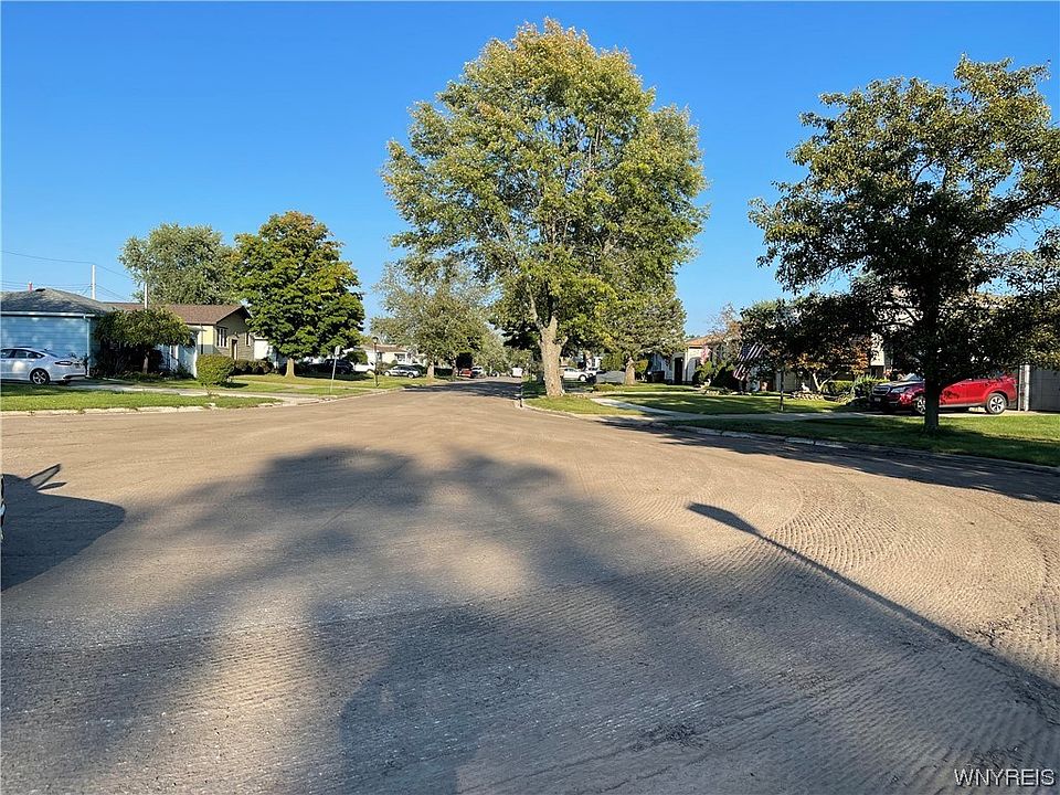 2nd image of 4 Sprucewood Dr