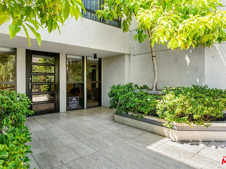 851 N Kings Rd #102 — Photo 28