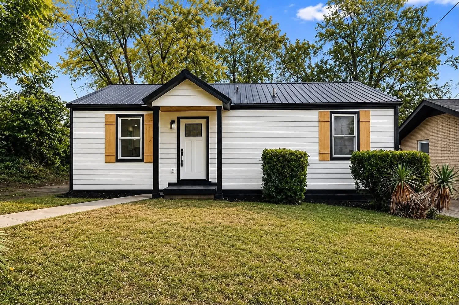 3 bed, 1.0 bath, 828 sqft, $2,200 — Photo 1