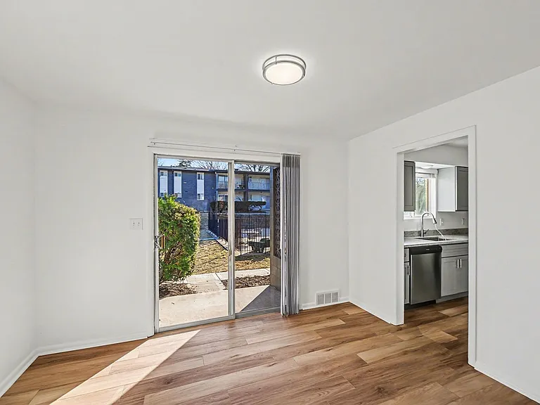 Royal Court Apartments — Photo 10
