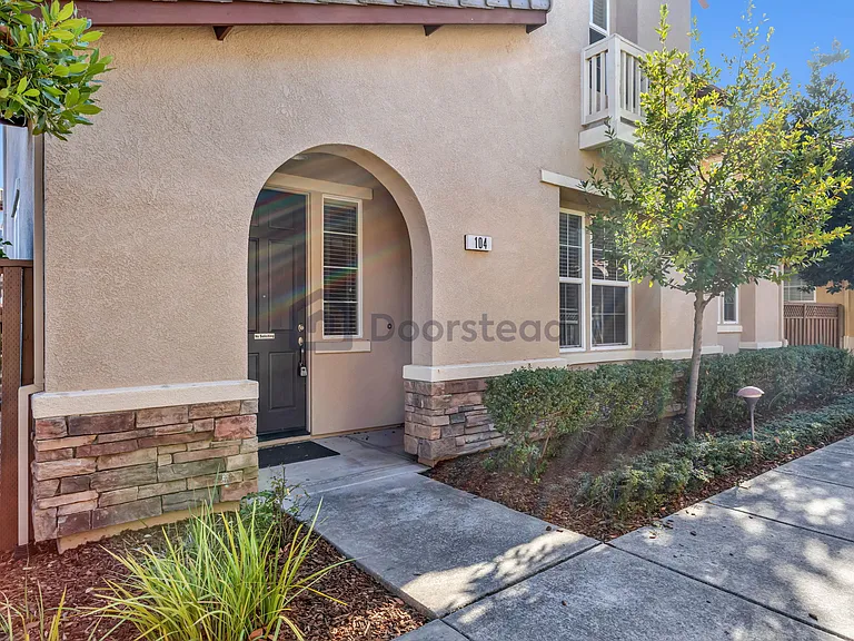 104 Barnhill Dr — Photo 2