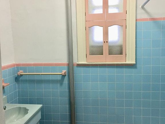 Bright full bathroom with window