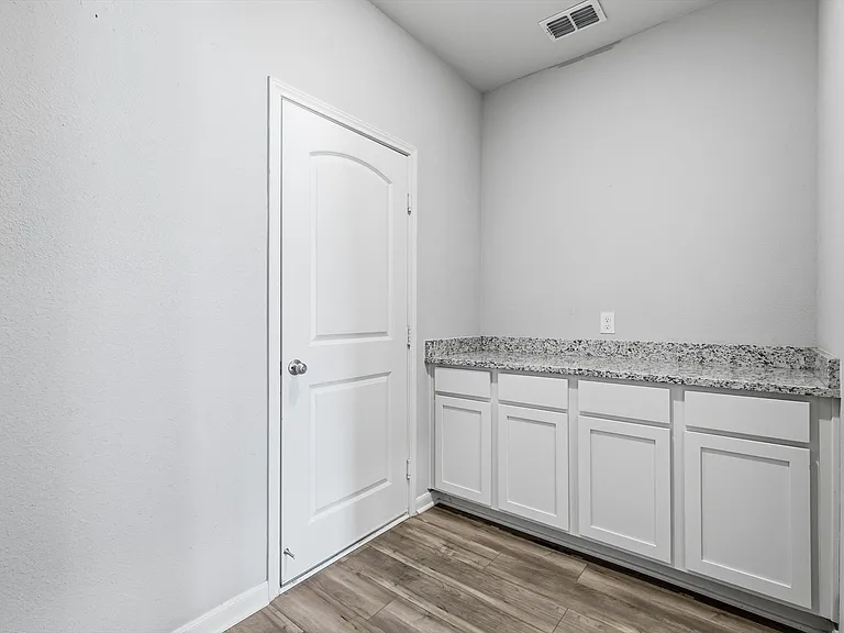 2105 Yarbrough Dr — Photo 20