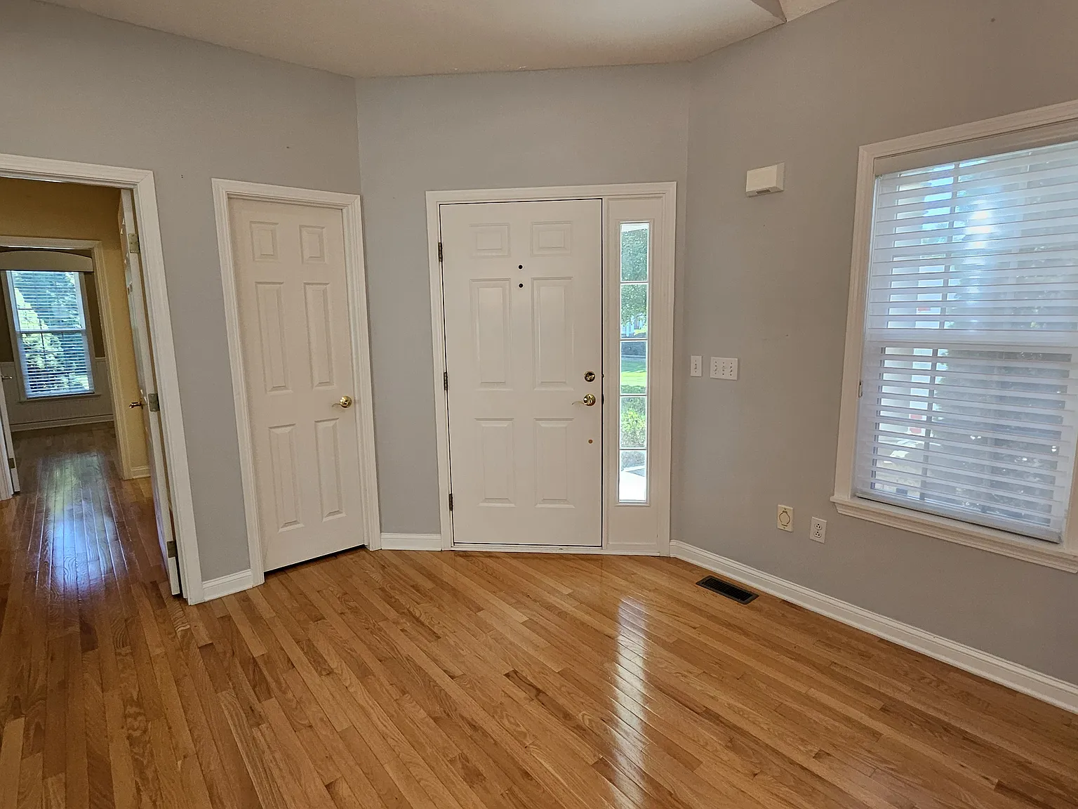 3 bed, 3.5 bath, 2661 sqft, $4,400 — Photo 2