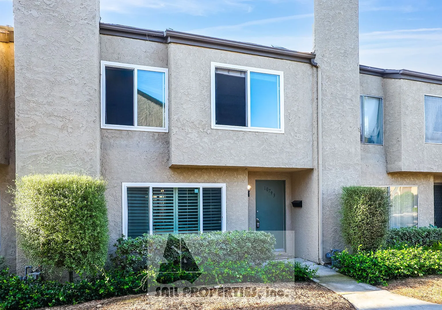 Charming 3-Bedroom townhome in Fountain Valley close to Mile Square Park — Photo 1