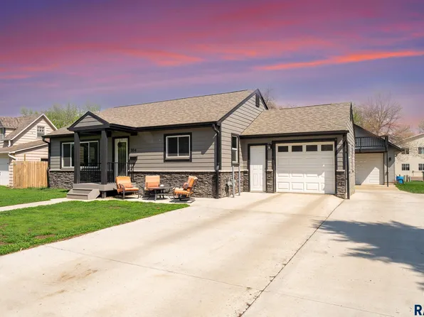 304 W North Maple St, Beresford, SD 57004