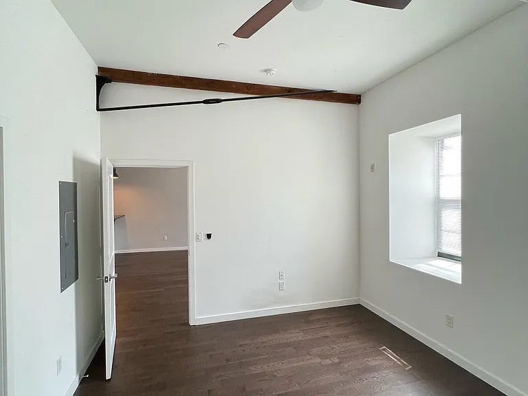 410 Shurs — Photo 10