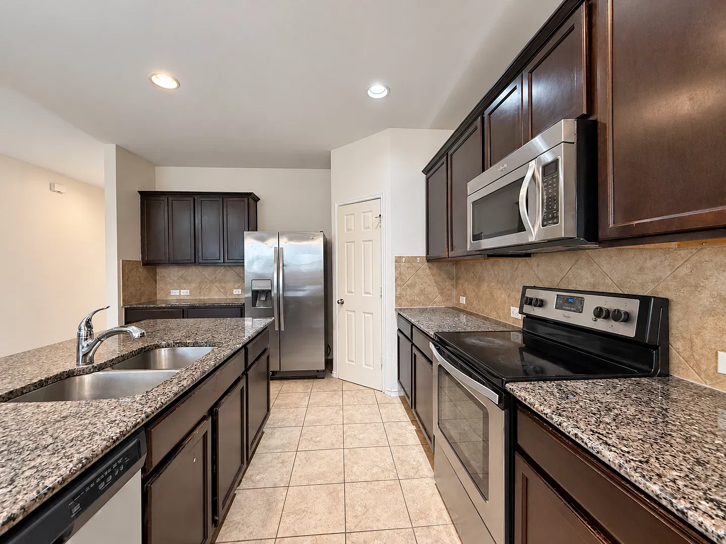 Need space? Huge 2 story home in Trimmier Estates! — Photo 2