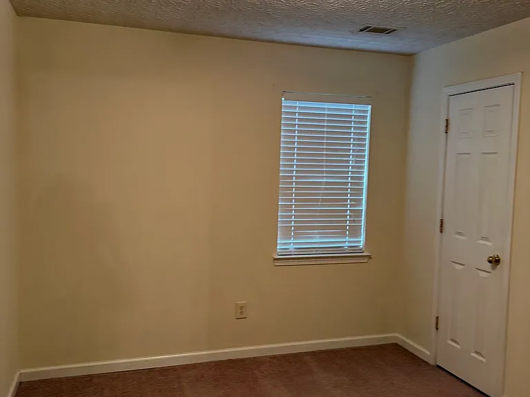 140 Trinity Dr — Photo 16