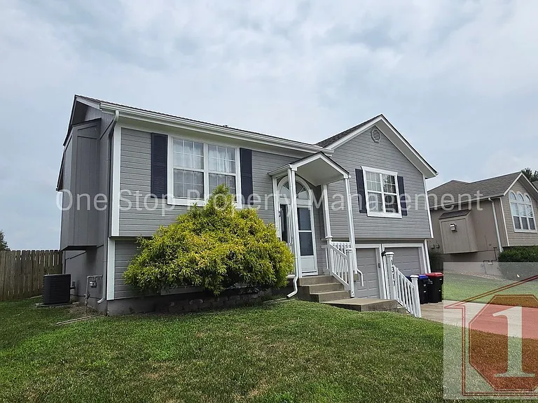 1317 S Huntington Dr — Photo 3