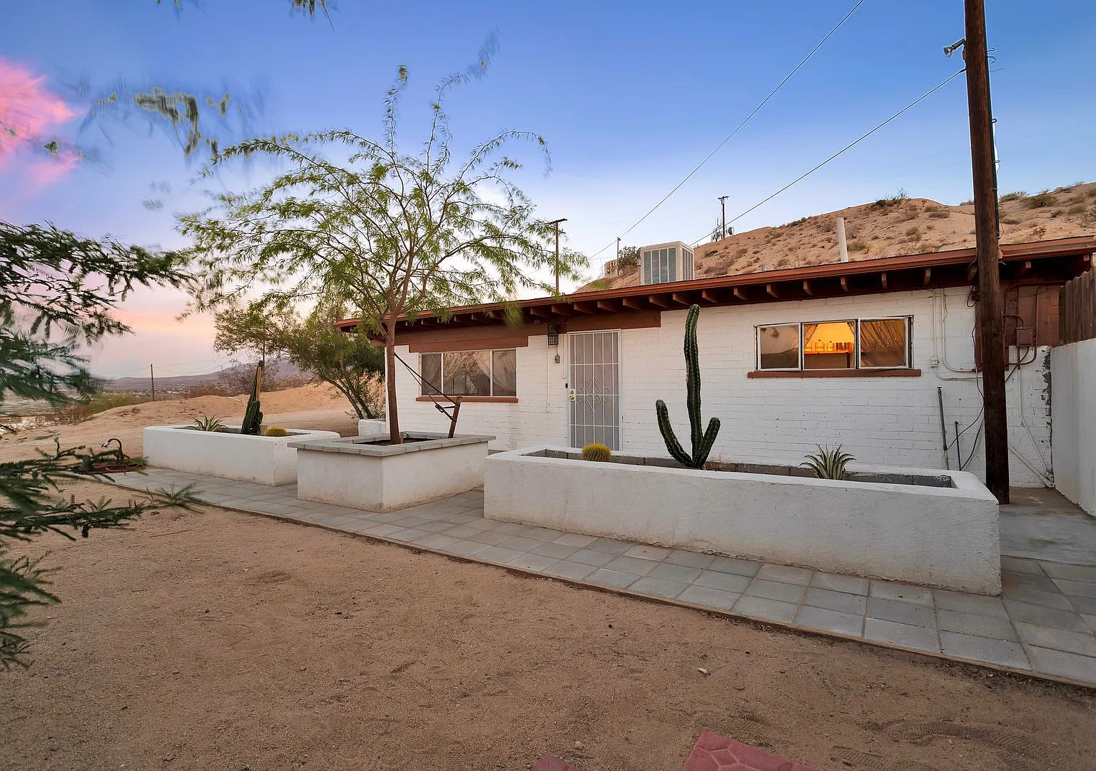 1 Bedroom - Fully Furnished - Hilltop Home w Views! - Free Internet — Photo 2