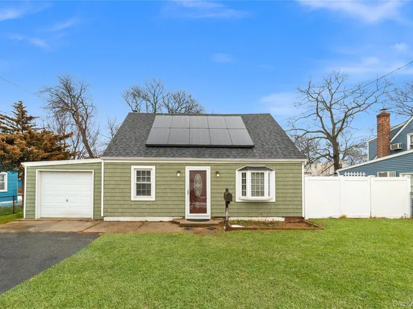 181 S Alleghany Avenue, Lindenhurst, NY 11757