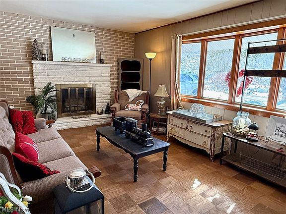 3rd image of 20 Silver Globe Rd