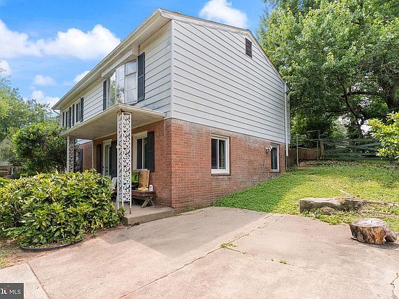 3rd image of 13705 Smallwood Ct