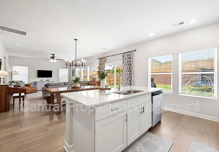 320 Lavinia Cir — Photo 10