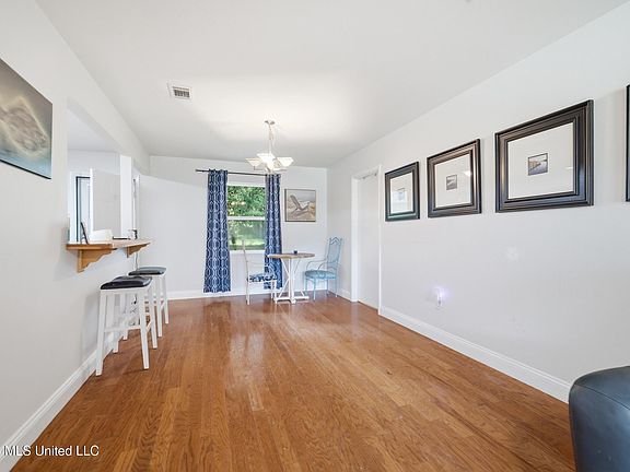4th image of 2331 Middlecoff Dr
