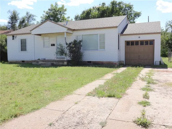 903 McClain Dr, Elk City, OK 73644