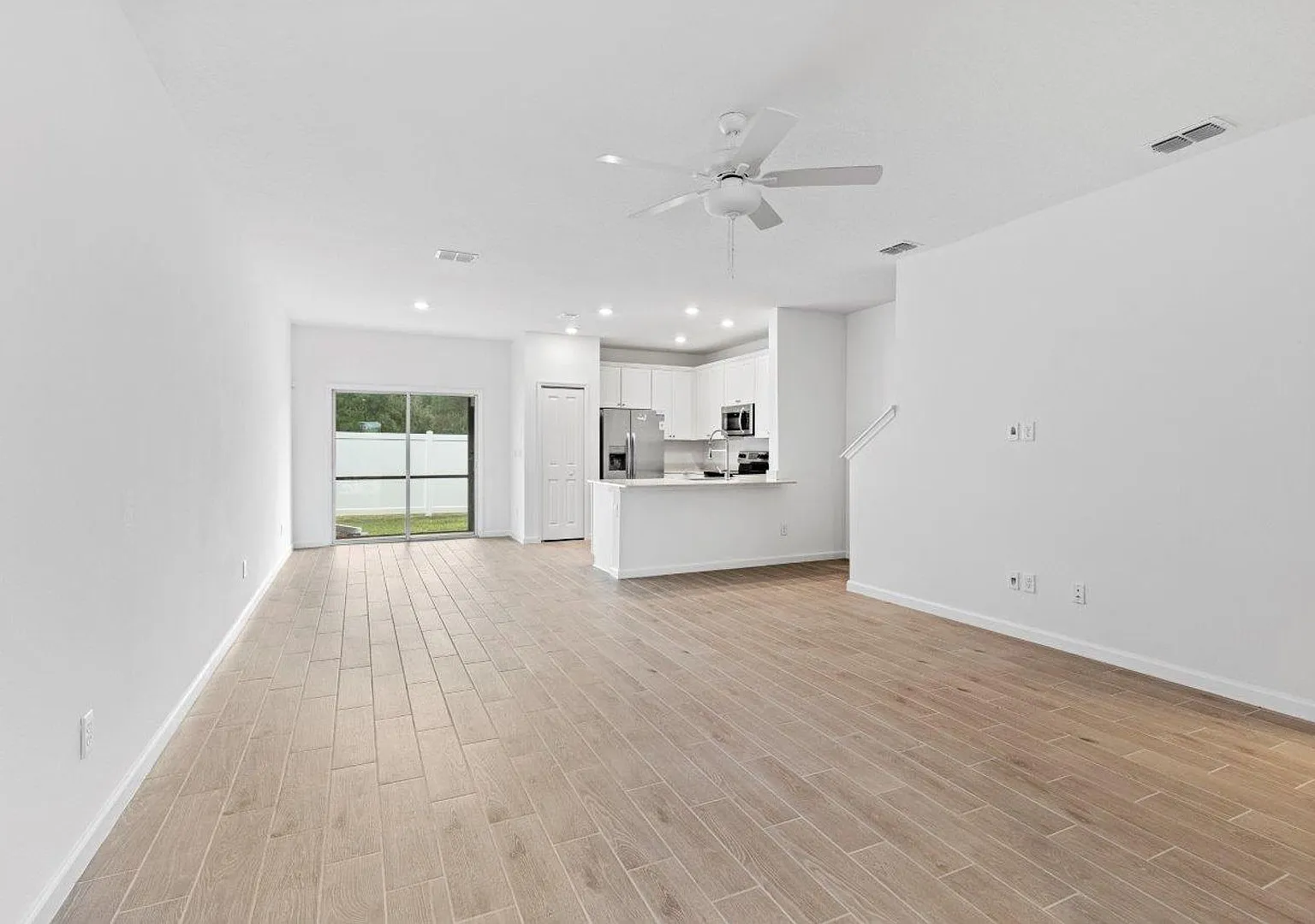 Newer Townhome - Tara West End — Photo 2