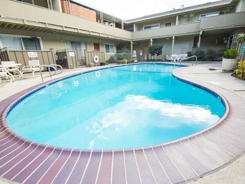 1st image of 520 University Ave #7