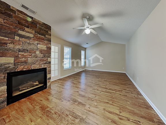 4th image of 160 Charlotte Ct