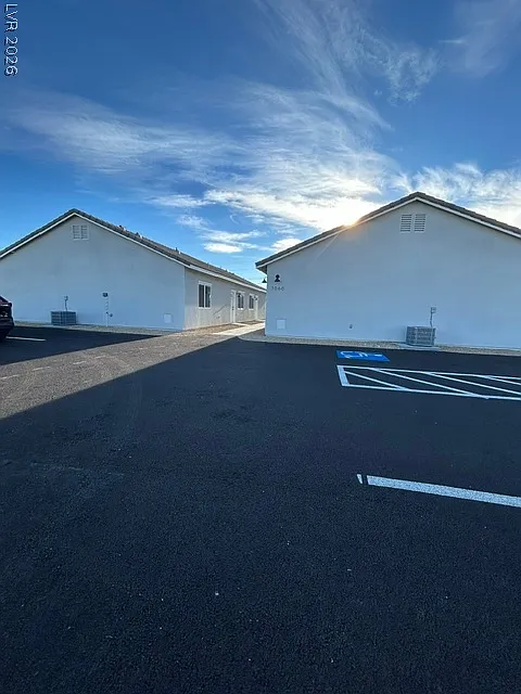 3 bed, 2.0 bath, 1097 sqft, $1,299 — Photo 1