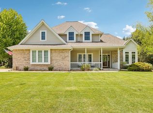 2335 N Forest Run, Oconomowoc, WI 53066