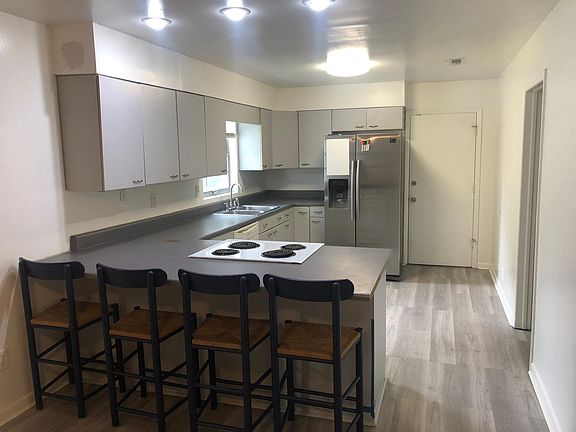 Kitchen with Breakfast Bar