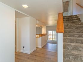 Broadway1840, 2 beds  1.5 baths (1250 sqft)