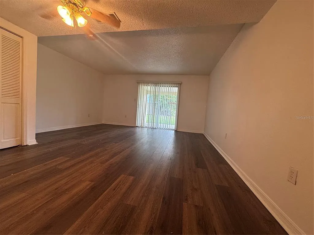 2 bed, 1.5 bath, 1056 sqft, $1,550 — Photo 4