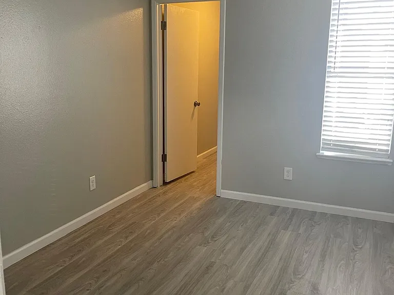 817 Tracey St — Photo 11