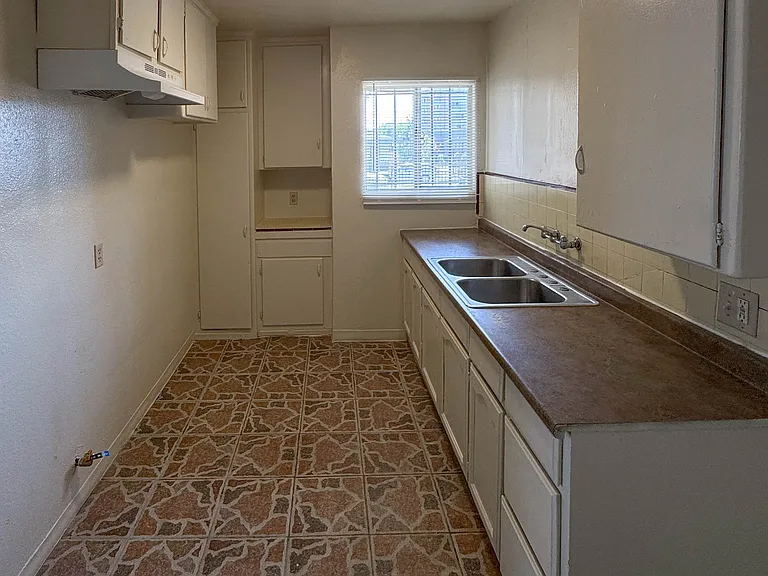 6515 S Victoria Ave #3 — Photo 11