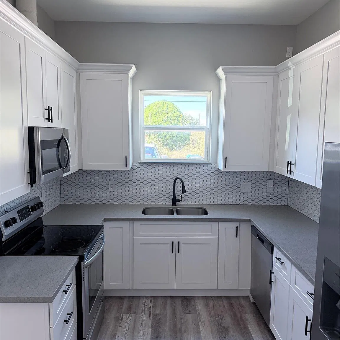 3 bed, 2.0 bath, 2360 sqft, $1,790 — Photo 4