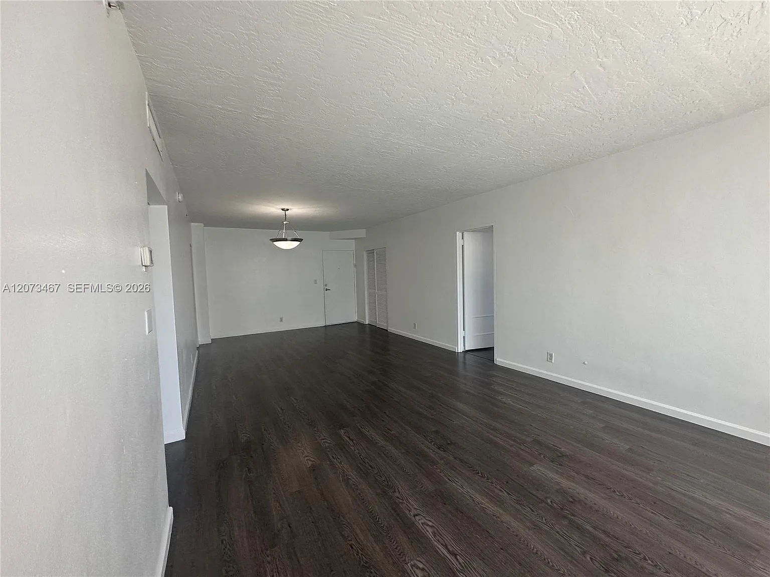 Residences On Hollywood B — Photo 1
