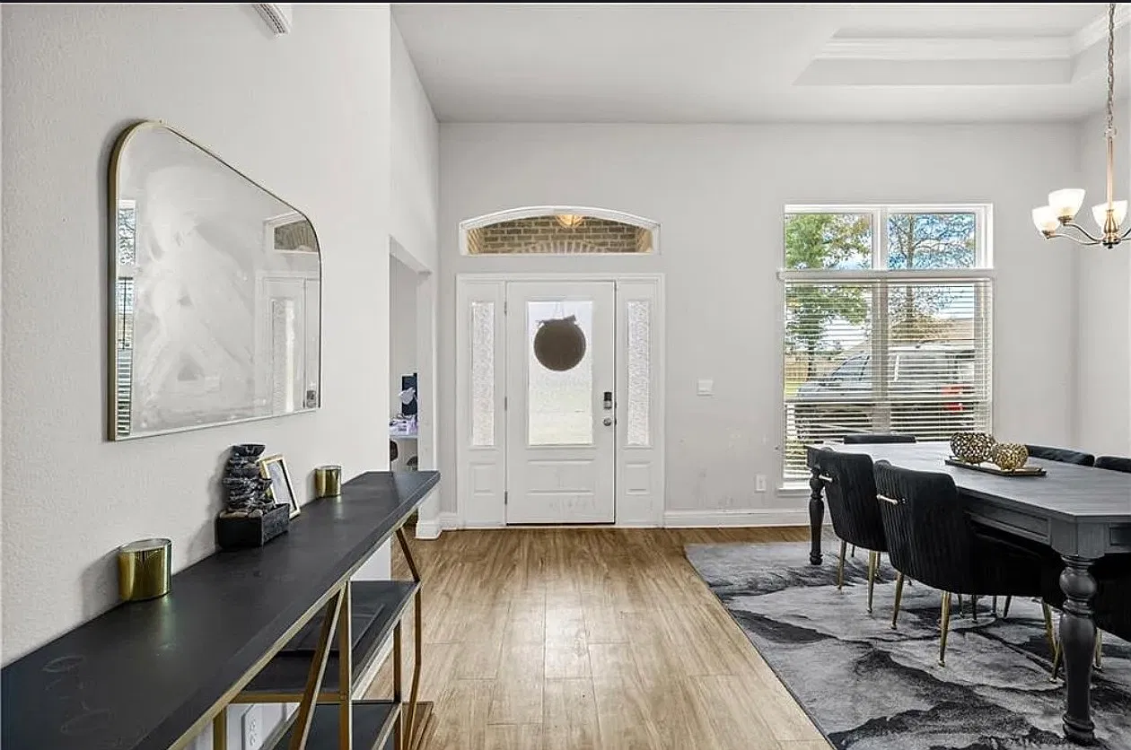 5 bed, 3299 sqft, $3,500 — Photo 2
