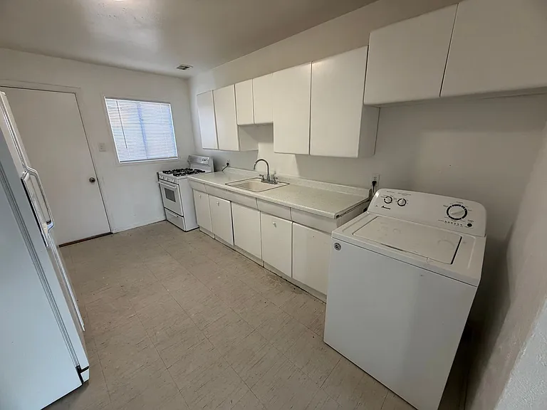 1033-1037 Alvarado Dr SE — Photo 4