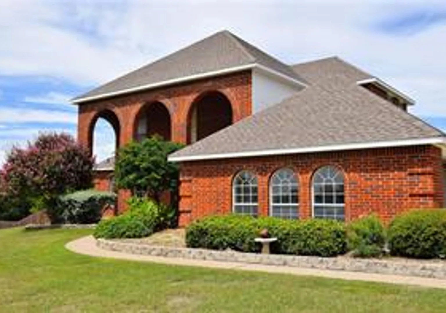 Custom-Built Home with Spacious Living Areas, Workshop & Pool — Photo 1