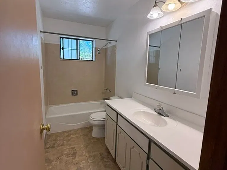 920 S 6th St — Photo 12