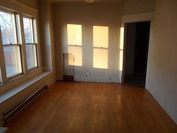 3rd image of 959 Velp Ave