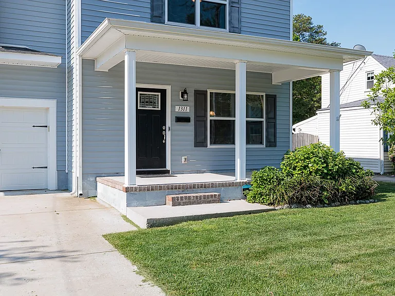 1311 Sunset Dr — Photo 4