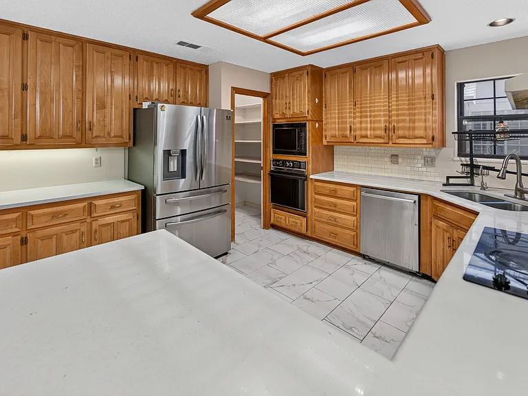 2105 Rolling Oak Ln — Photo 11