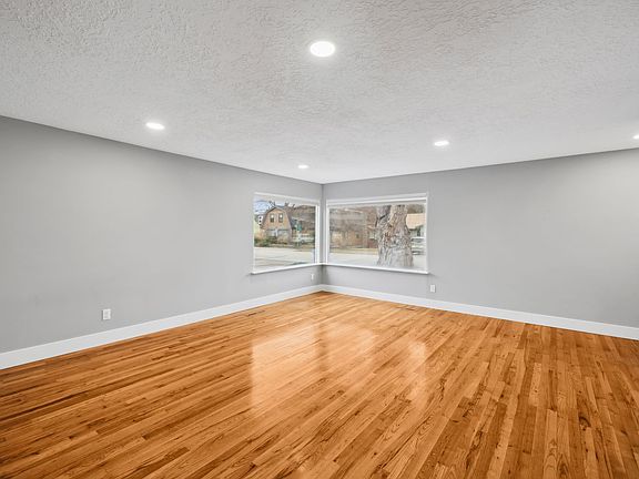 3rd image of 2606 N Woody Dr