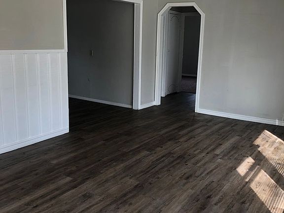 2nd image of 2111 Poplar St