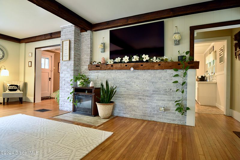 4th image of 449 Maple Avenue