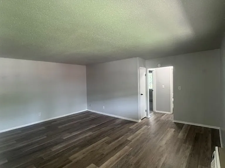 410 Hickory Cir — Photo 2