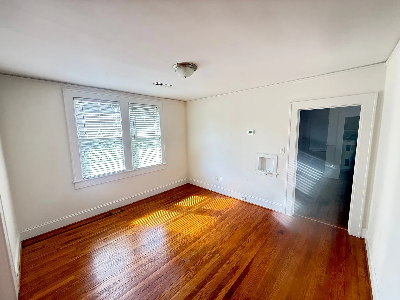 1 bed, 1.0 bath, 1035 sqft, $1,100 — Photo 2