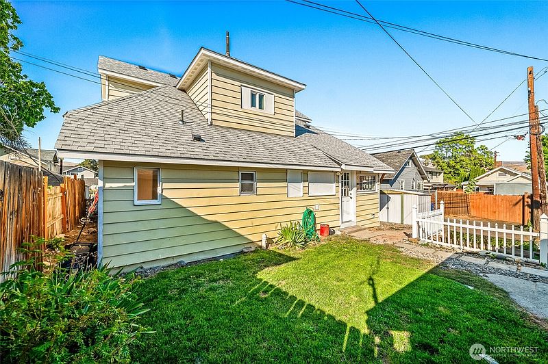 3rd image of 415 Palouse Street