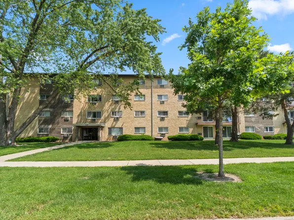 919 N Boxwood Dr APT 201, Mount Prospect, IL 60056